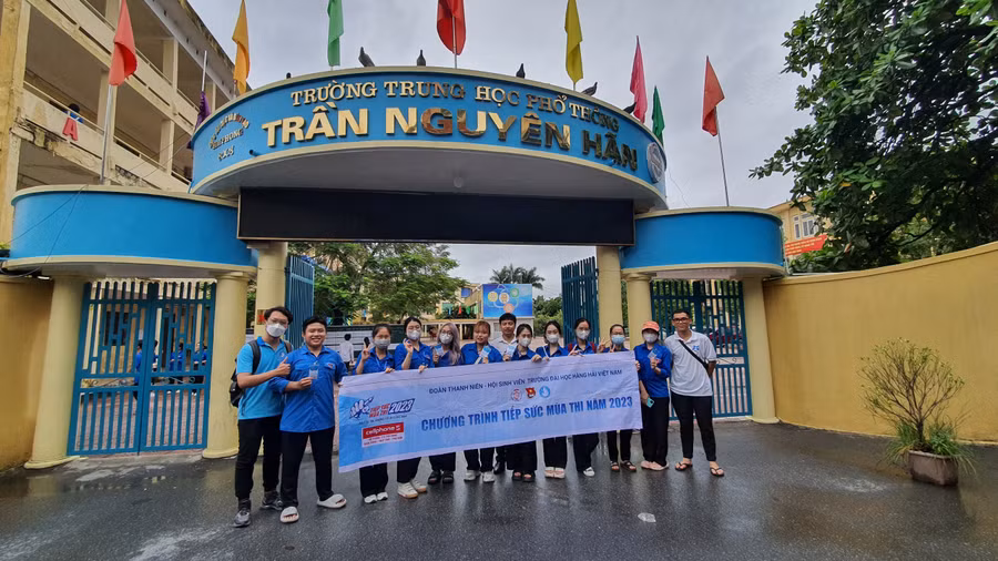 Thanh niên tình nguyện hỗ trợ thí sinh rất nhiều trong Kì thi tốt nghiệp THPT.