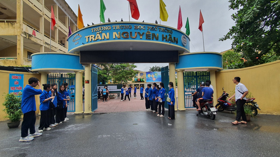 Trường THPT Trần Nguyên Hãn trước khi hết giờ làm bài thi môn Tổ hợp. Trường THPT Trần Nguyên Hãn trước khi hết giờ làm bài thi môn Tổ hợp.