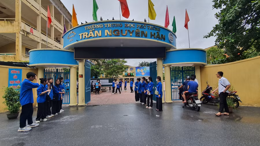 Trường THPT Trần Nguyên Hãn trước khi hết giờ làm bài thi môn Tổ hợp.