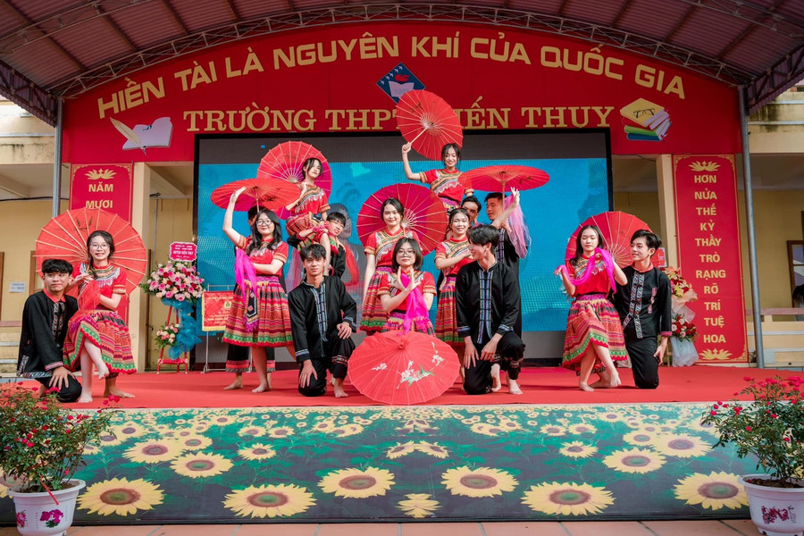 Học sinh THPT Kiến Thuỵ năng động, sáng tạo qua các hoạt động phong trào. Học sinh THPT Kiến Thuỵ năng động, sáng tạo qua các hoạt động phong trào.