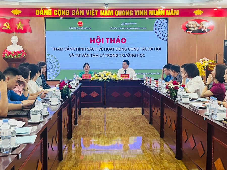 Lãnh đạo Vụ Giáo dục Chính trị và Công tác học sinh sinh viên, Bộ GD&ĐT chủ trì Hội thảo. Lãnh đạo Vụ Giáo dục Chính trị và Công tác học sinh sinh viên, Bộ GD&ĐT chủ trì Hội thảo.