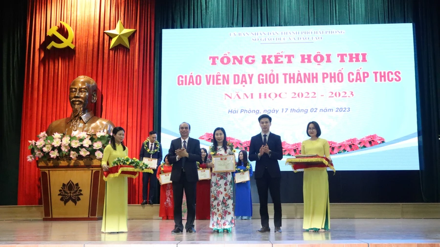 Sở GD&ĐT khen thưởng giáo viên giỏi.