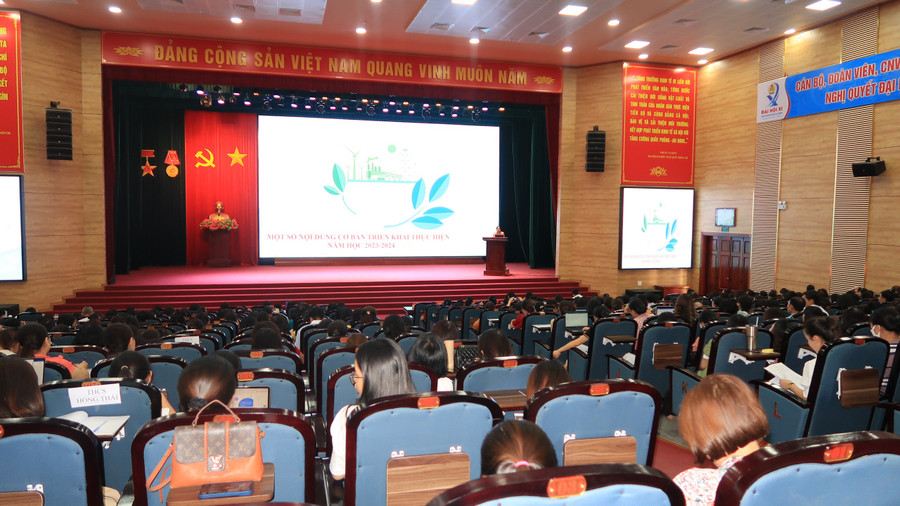 Lãnh đạo Phòng Giáo dục Trung học, Sở GD&amp;ĐT Hải Phòng bồi dưỡng cho cán bộ, giáo viên.