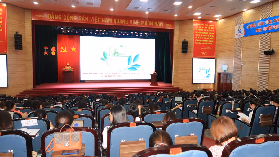 Lãnh đạo Phòng Giáo dục Trung học, Sở GD&amp;ĐT Hải Phòng bồi dưỡng cho cán bộ, giáo viên.