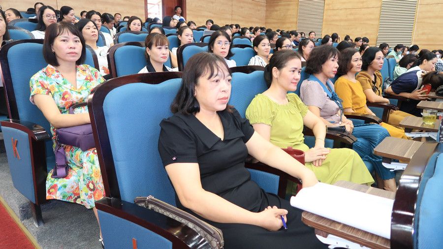 Thầy cô các trường THCS trong huyện An Dương tham gia tập huấn.