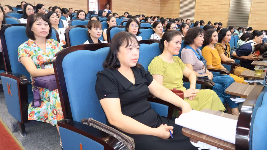 Thầy cô các trường THCS trong huyện An Dương tham gia tập huấn.