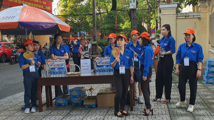 Thanh niên tình nguyện nhiệt tình hỗ trợ thí sinh trong mùa thi 2023.