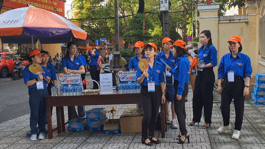 Thanh niên tình nguyện nhiệt tình hỗ trợ thí sinh trong mùa thi 2023.