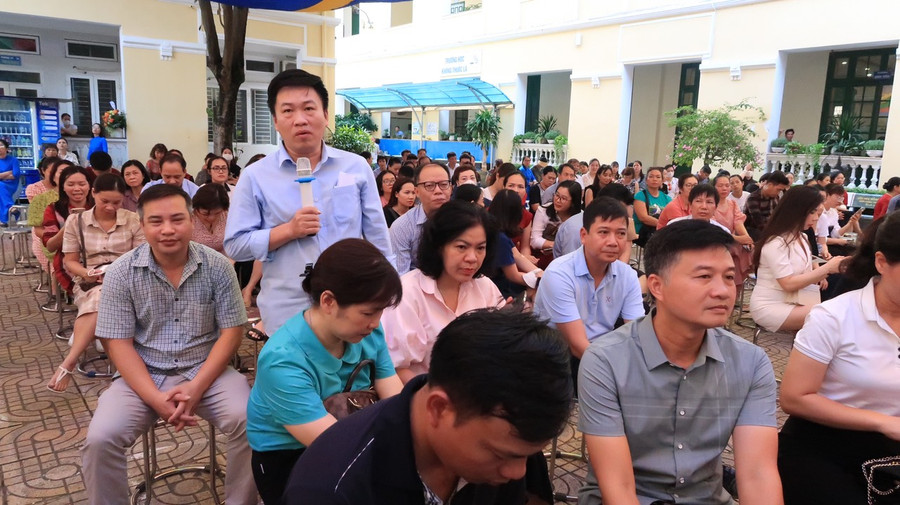 Anh Đan Đức Minh, phụ huynh học sinh lớp 9A1 bày tỏ quan điểm với lãnh đạo Sở GD&ĐT. Anh Đan Đức Minh, phụ huynh học sinh lớp 9A1 bày tỏ quan điểm với lãnh đạo Sở GD&ĐT.