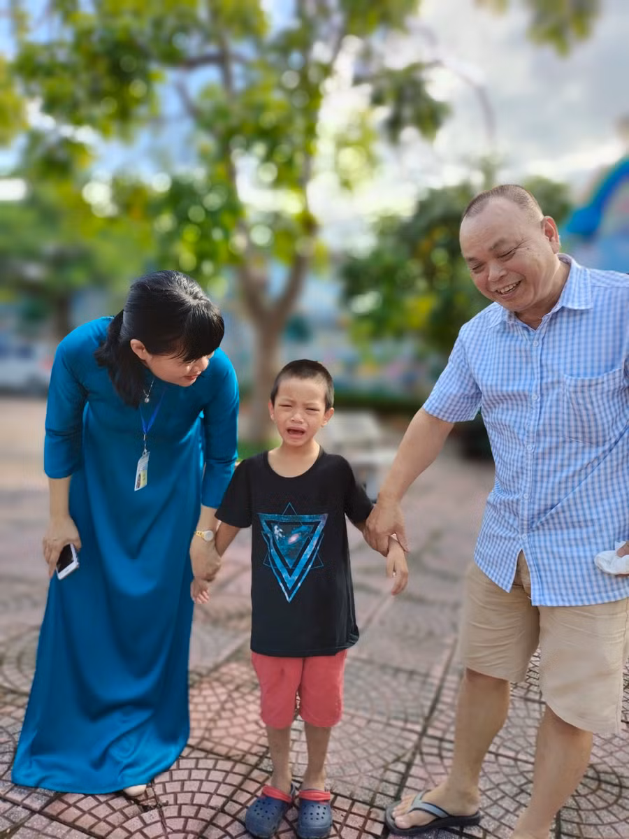 Khoảnh khắc đáng yêu của học trò lớp 1 ngày đầu làm quen môi trường mới.