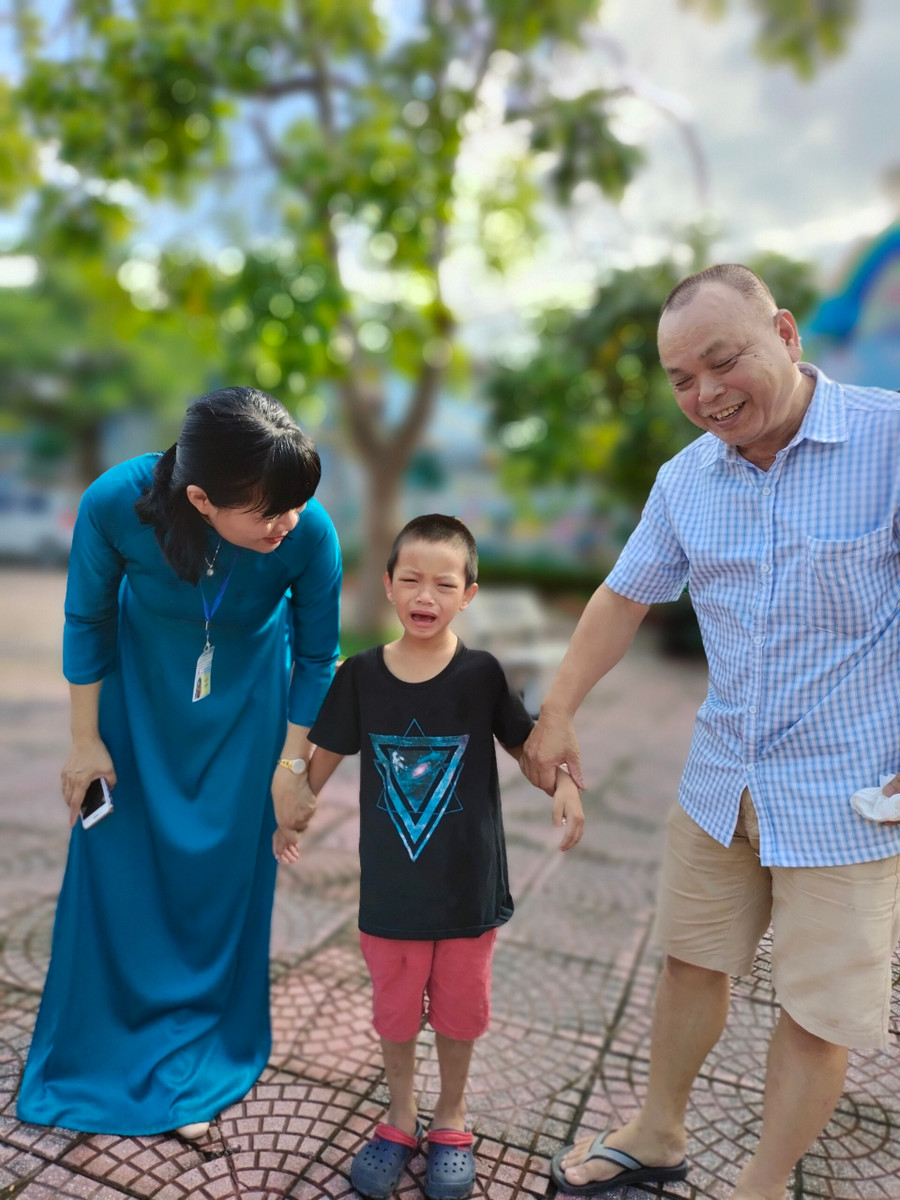 Khoảnh khắc đáng yêu của học trò lớp 1 ngày đầu làm quen môi trường mới.