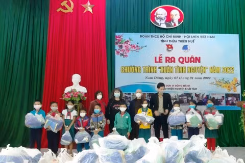 Trao quà cho học sinh tại xã Thượng Long (huyện Nam Đông, tỉnh Thừa Thiên - Huế).