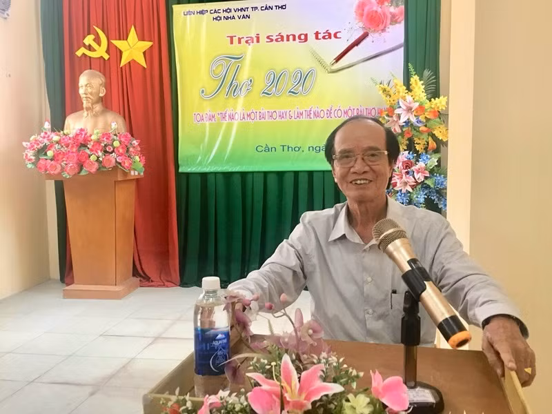 Nhà giáo Lê Xuân Bột, Hội viên Hội Nhà văn Việt Nam, nguyên giáo viên Ngữ văn Trường THPT chuyên Lý Tự Trọng (TP Cần Thơ).