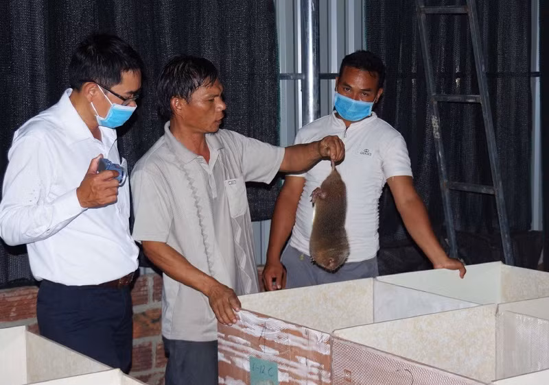 A Thái (ngoài cùng bên phải) mong muốn dân làng bước qua các hủ tục và có đời sống ấm no.