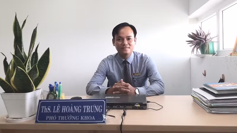 Thạc sĩ Lê Hoàng Trung, Phó Trưởng khoa KHXH&amp;NV, Trường ĐH Cửu Long.