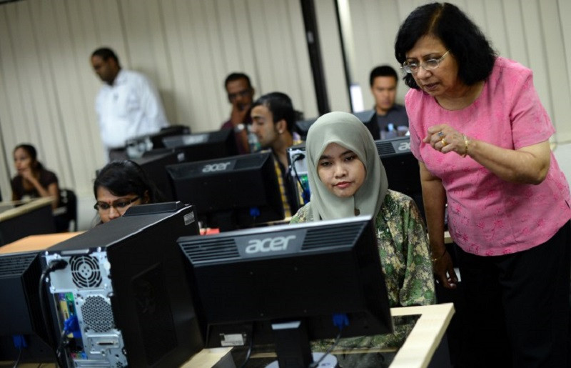 Sinh viên Malaysia trong giờ học. Sinh viên Malaysia trong giờ học.