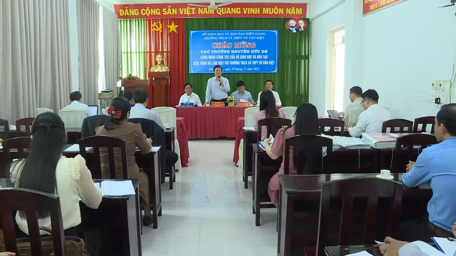 Thứ trưởng Nguyễn Hữu Độ trao đổi với cán bộ, giáo viên Trường THCS-THPT Võ Văn Kiệt (Kiên Giang).