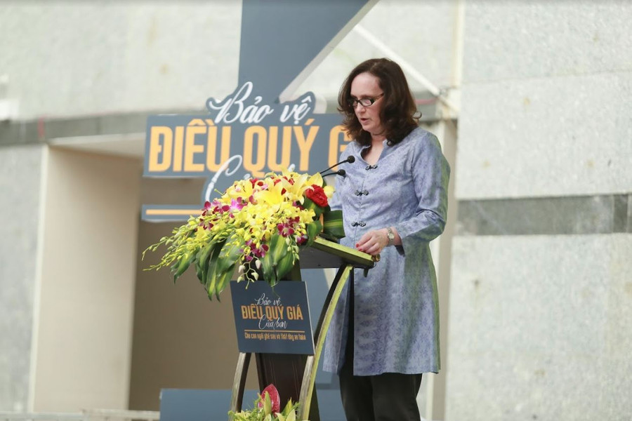 Bà Caryn McClelland - Phó Đại sứ Hoa Kỳ tại Việt Nam - phát biểu tại buổi lễ Bà Caryn McClelland - Phó Đại sứ Hoa Kỳ tại Việt Nam - phát biểu tại buổi lễ