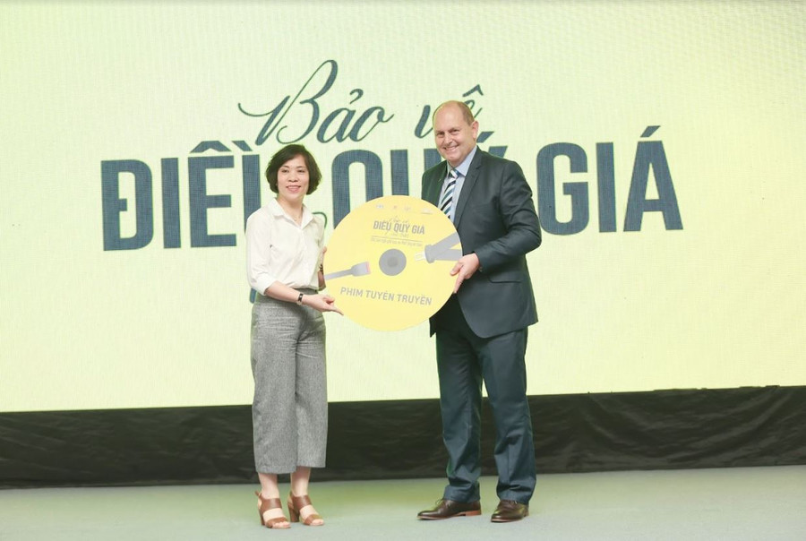 Đại diện GM Việt Nam (phải) trao đĩa phim tuyên truyền cho đại diện Ủy ban An toàn giao thông quốc gia