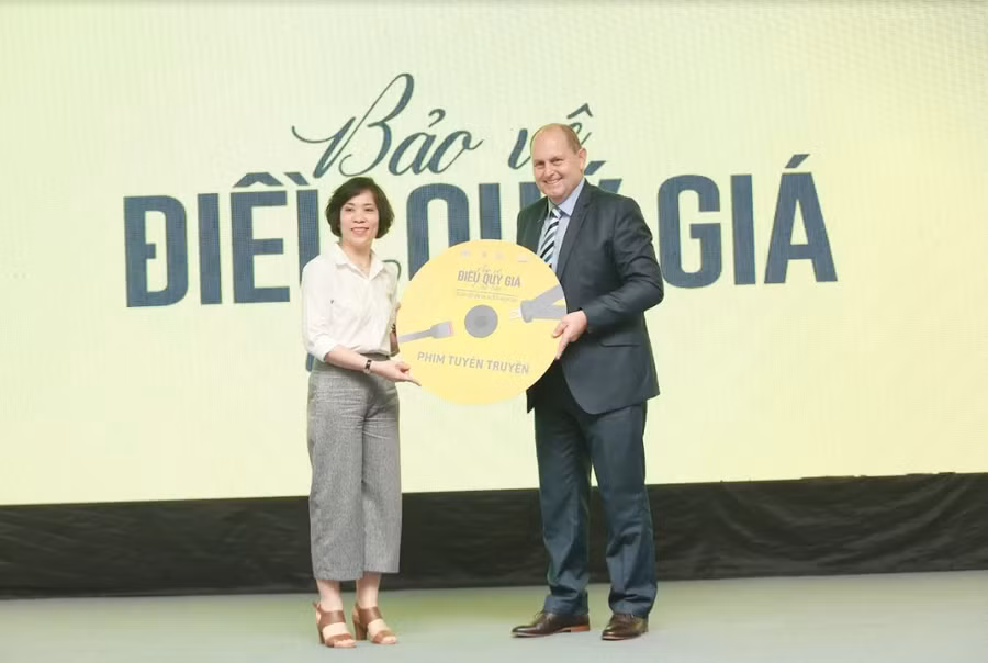 Đại diện GM Việt Nam (phải) trao đĩa phim tuyên truyền cho đại diện Ủy ban An toàn giao thông quốc gia