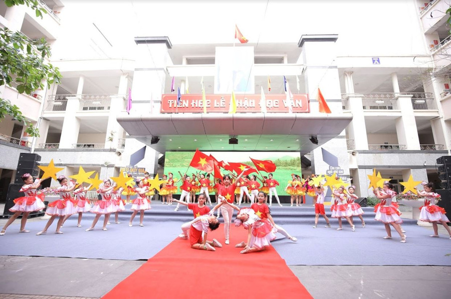 Tiết mục văn nghệ chào mừng do học sinh trường Tiểu học Dịch Vọng A biểu diễn