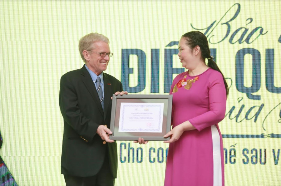 Quỹ AIP trao giấy chứng nhận tham gia dự án cho đại diện Trường Tiểu học Dịch Vọng A