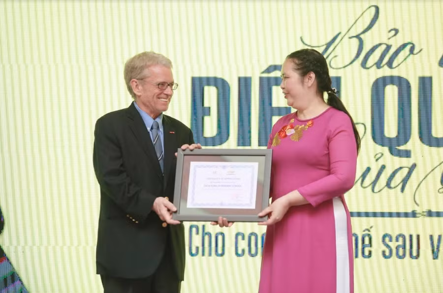 Quỹ AIP trao giấy chứng nhận tham gia dự án cho đại diện Trường Tiểu học Dịch Vọng A