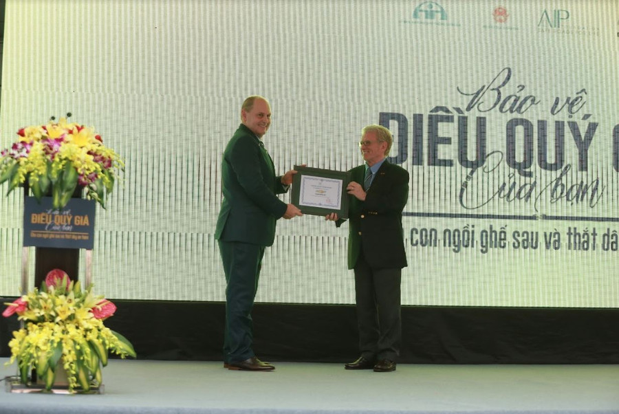 Đại diện Quỹ AIP trao thư cảm ơn cho đại diện Công ty GM Việt Nam Đại diện Quỹ AIP trao thư cảm ơn cho đại diện Công ty GM Việt Nam