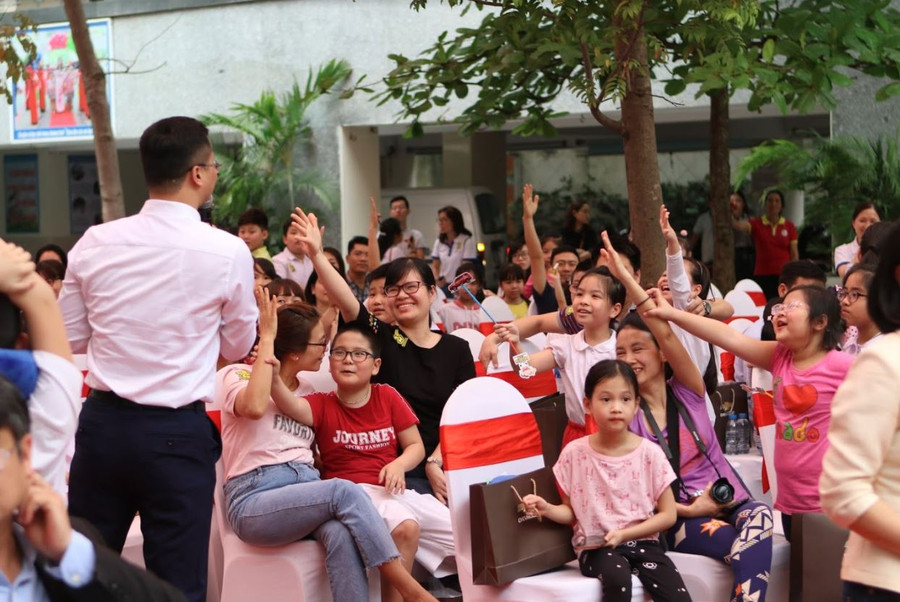 Các bậc phụ huynh và các em nhỏ rất tích cực tham gia chuỗi trò chơi an toàn giao thông Các bậc phụ huynh và các em nhỏ rất tích cực tham gia chuỗi trò chơi an toàn giao thông