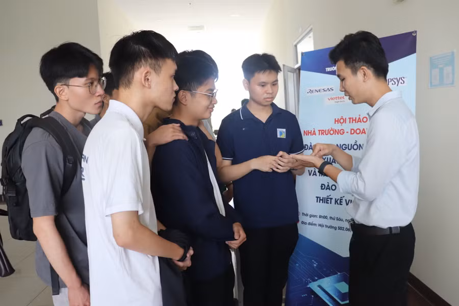 Đại diện các doanh nghiệp trong lĩnh vực bán dẫn trao đổi với sinh viên Trường ĐH Bách khoa, ĐH Đà Nẵng về yêu cầu nghề nghiệp cần có của chuyên ngành vi điện tử.