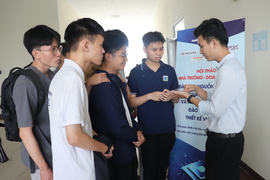 Đại diện các doanh nghiệp trong lĩnh vực bán dẫn trao đổi với sinh viên Trường ĐH Bách khoa, ĐH Đà Nẵng về yêu cầu nghề nghiệp cần có của chuyên ngành vi điện tử. Đại diện các doanh nghiệp trong lĩnh vực bán dẫn trao đổi với sinh viên Trường ĐH Bách khoa, ĐH Đà Nẵng về yêu cầu nghề nghiệp cần có của chuyên ngành vi điện tử.