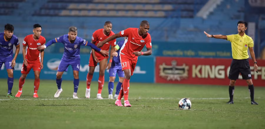 Tiền đạo ngoại binh Bruno ghi bàn cho Viettel từ chấm 11m. (Ảnh VFP).