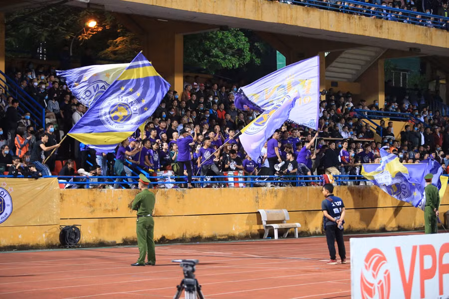 Khán giả trên sân Hàng Đẫy được chứng kiến trận đấu hấp dẫn giữa Viettel và Hà Nội. (Ảnh VPF).