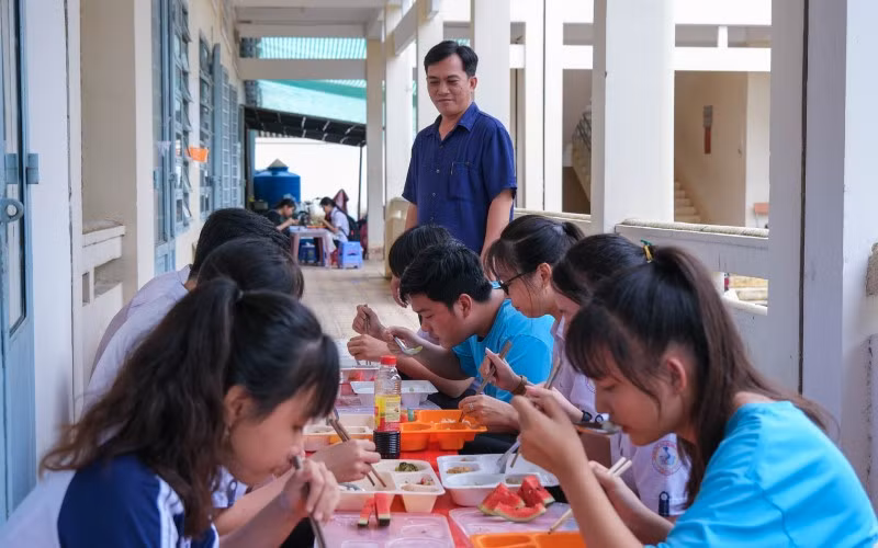 Bữa ăn trưa hỗ trợ học sinh ôn thi tốt nghiệp THPT của Trường THPT Trung An, huyện Cờ Đỏ (TP Cần Thơ). 