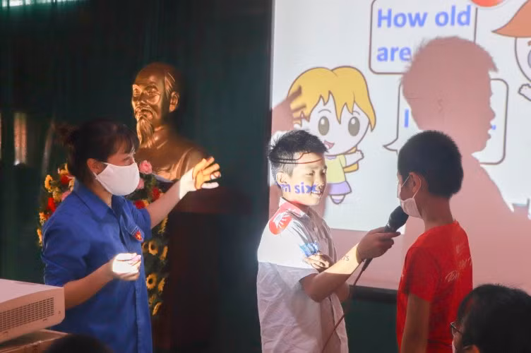 Những hình ảnh trực quan giúp trẻ dễ dàng tiếp cận với ngôn ngữ mới.