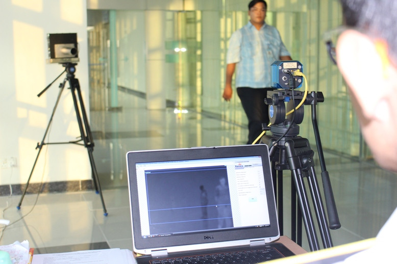 Lực lượng chức năng điều chỉnh các thiết bị giám sát nhiệt độ hành khách đến từ Hàn Quốc.