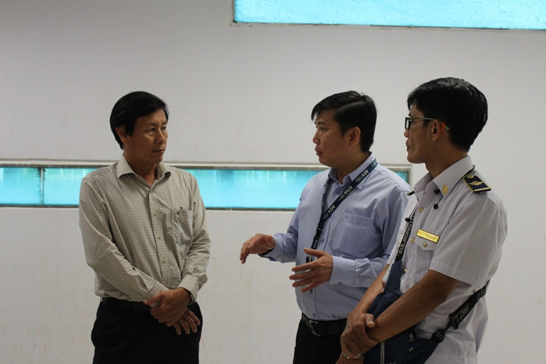 Ông Cao Minh Chu - Giám đốc sở Y tế Cần Thơ trao đổi với lực lượng chức năng về công tác chuẩn bị đón chuyến bay về từ Hàn Quốc.