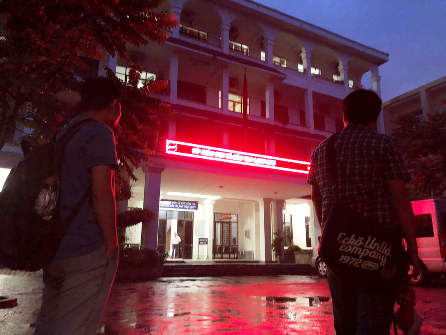 Phóng viên đứng ngoài chờ tin vì khu vực làm việc được bảo vệ nghiêm ngặt Phóng viên đứng ngoài chờ tin vì khu vực làm việc được bảo vệ nghiêm ngặt