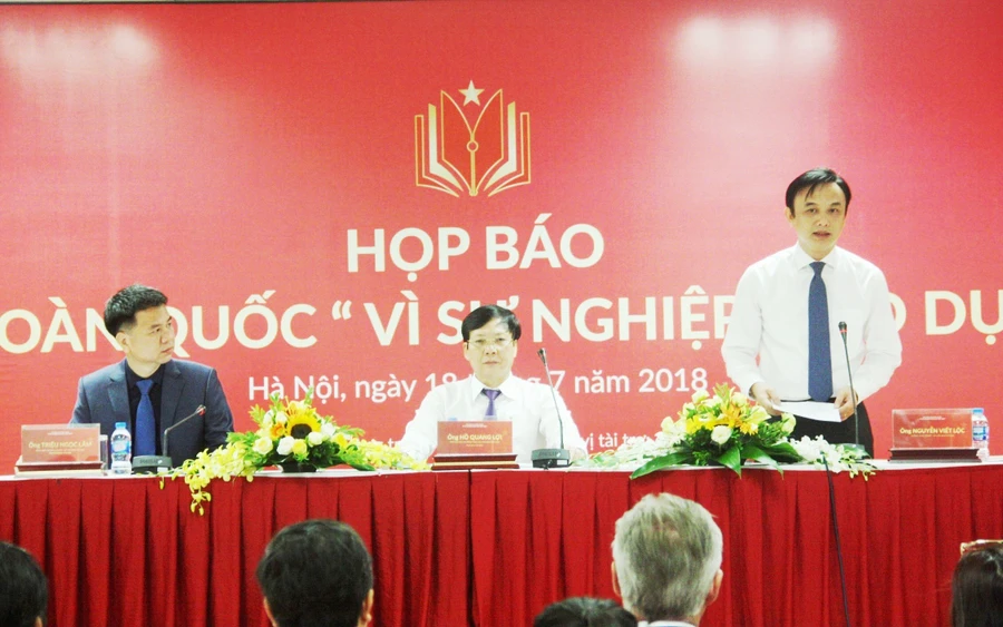 Ông Hồ Quang Lợi, Phó Chủ tịch thường trực Hội Nhà báo Việt Nam, Phó Trưởng Ban Chỉ đạo; ông Nguyễn Viết Lộc- Chánh Văn phòng Bộ GD&ĐT, Ủy viên Ban Chỉ đạo; ông Triệu Ngọc Lâm, Tổng Biên tập Báo Giáo dục & Thời đại, Trưởng Ban Tổ chức chủ trì họp báo.