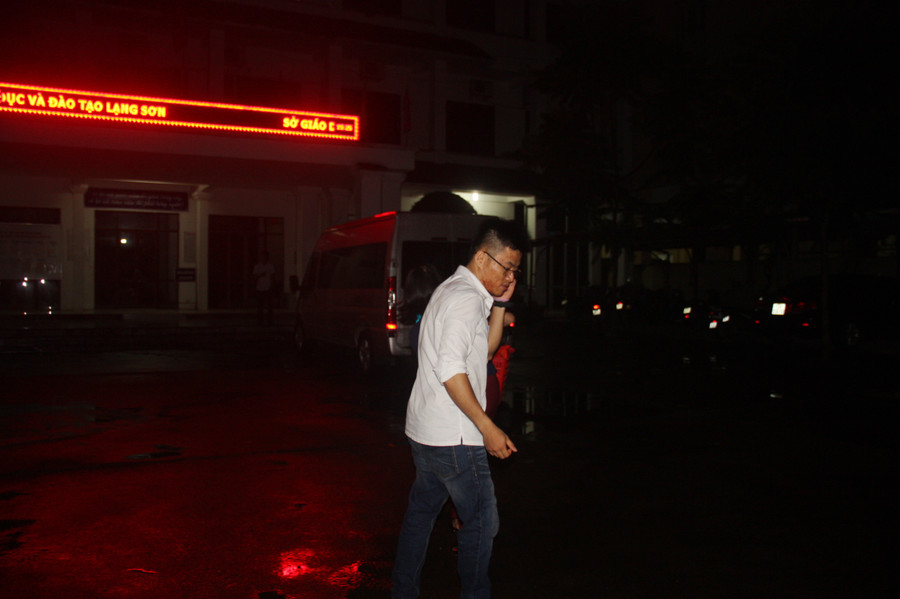 Người mang đồ ăn chỉ được đến giữa sân. Đồ ăn mang tới lúc hơn 7 giờ, nhưng 8 giờ tổ công tác mới dùng cơm tại chỗ