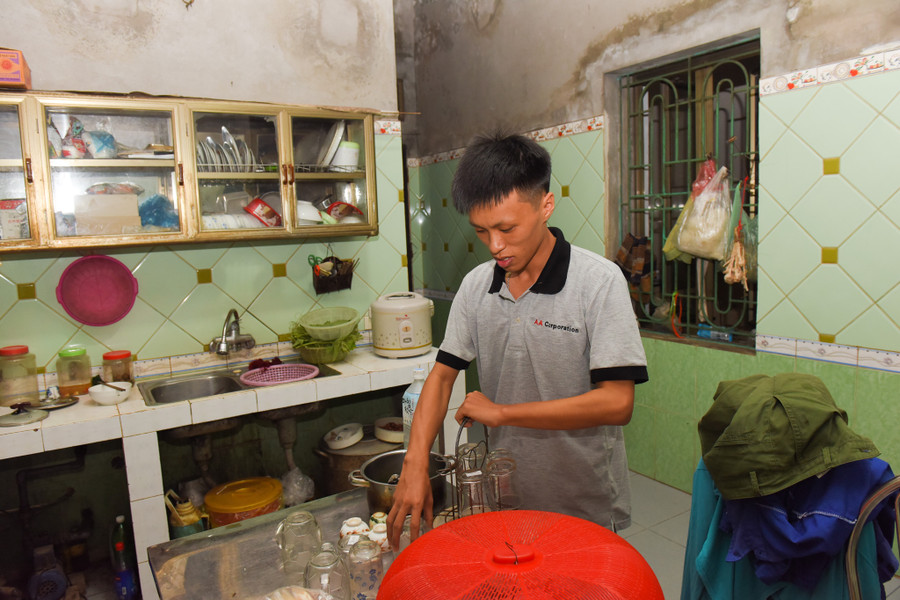 Vương Xuân Hoàng giúp cha mẹ làm việc nhà Vương Xuân Hoàng giúp cha mẹ làm việc nhà