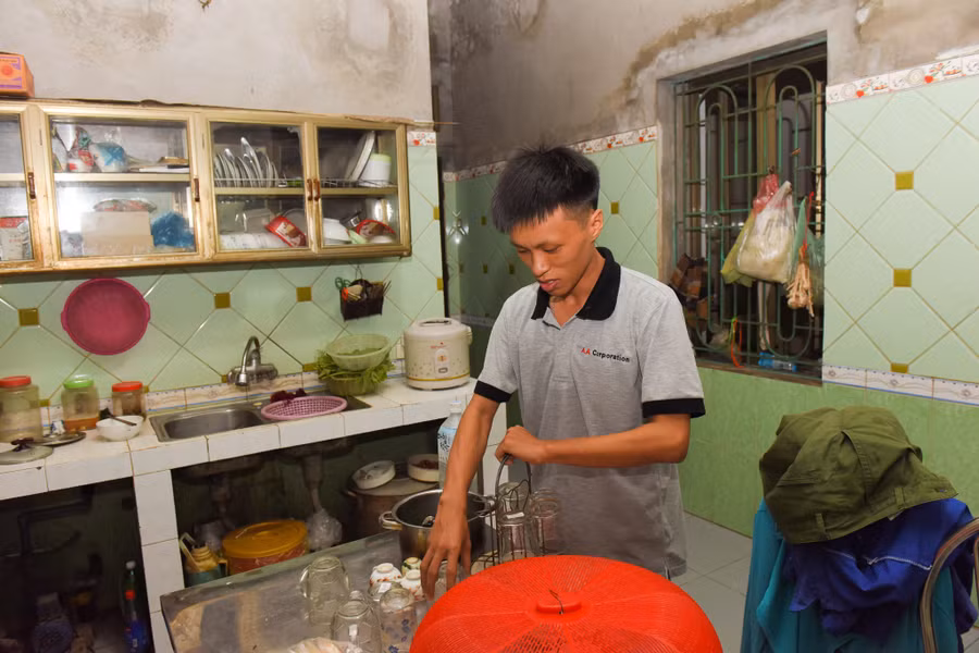 Vương Xuân Hoàng giúp cha mẹ làm việc nhà