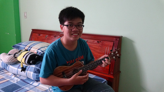 Hiểu Nghĩa thích thư giãn bằng cách chơi đàn Hiểu Nghĩa thích thư giãn bằng cách chơi đàn