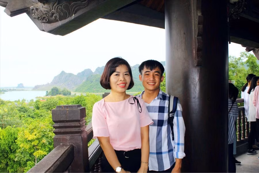 Theo cô Thủy, San không chỉ học Văn bằng cảm xúc mà còn học bằng tư duy logic. Ảnh: NVCC, Báo người lao động