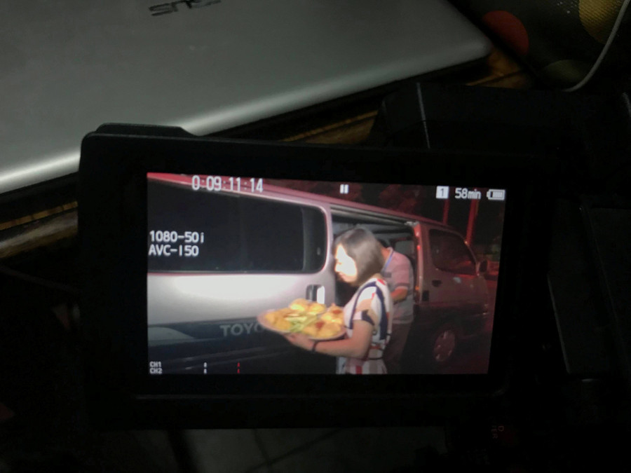 Hình ảnh người mang đồ ăn cho tổ công tác tối 19/7 được 1 phóng viên truyền hình ghi lại Hình ảnh người mang đồ ăn cho tổ công tác tối 19/7 được 1 phóng viên truyền hình ghi lại