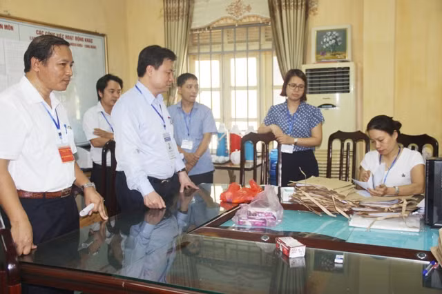 Thứ trưởng Bộ GD&ĐT Nguyễn Hữu Độ kiểm tra công tác chấm thi THPT quốc gia 2018 Thứ trưởng Bộ GD&ĐT Nguyễn Hữu Độ kiểm tra công tác chấm thi THPT quốc gia 2018