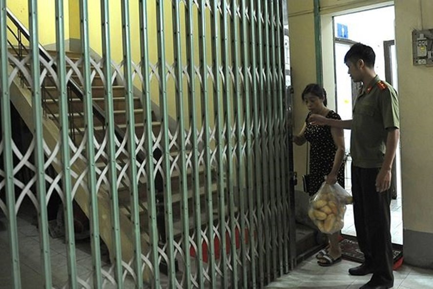 Địa điểm họp rà soát được bảo vệ kĩ càng. Ảnh: Tiền Phong Địa điểm họp rà soát được bảo vệ kĩ càng. Ảnh: Tiền Phong