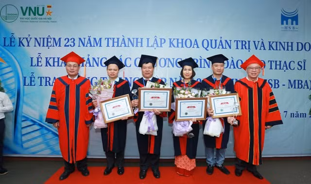 Bốn học viên có thành tích xuất sắc nhất trong học tập và các hoạt động chung của chương trình Thạc sĩ HSB - MBA và MNS đã được tôn vinh.