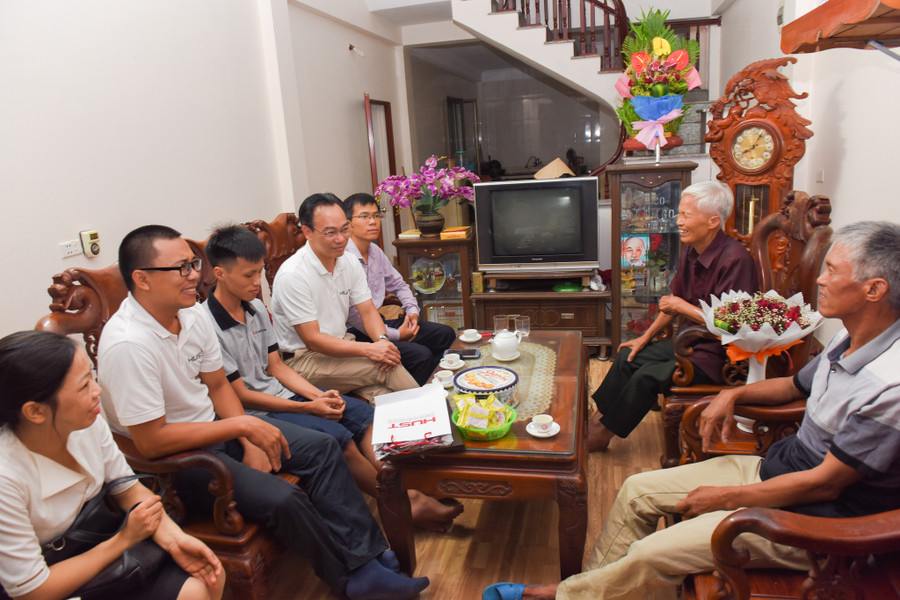 Gia đình và lãnh đạo trường đại học tương lai của Vương Xuân Hoàng đã có buổi gặp gỡ, trò chuyện ấm cúng, thân tình Gia đình và lãnh đạo trường đại học tương lai của Vương Xuân Hoàng đã có buổi gặp gỡ, trò chuyện ấm cúng, thân tình