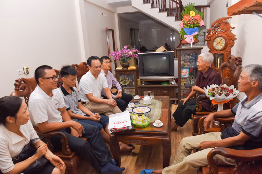 Gia đình và lãnh đạo trường đại học tương lai của Vương Xuân Hoàng đã có buổi gặp gỡ, trò chuyện ấm cúng, thân tình